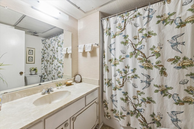 bathroom with curtained shower, visible vents, vanity, and toilet