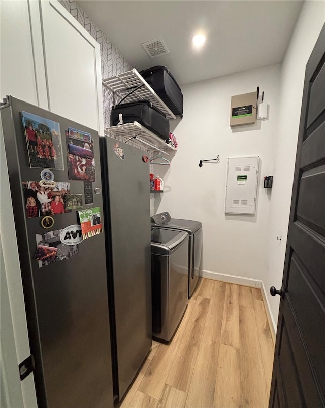 laundry room with visible vents, light wood-style flooring, laundry area, independent washer and dryer, and baseboards