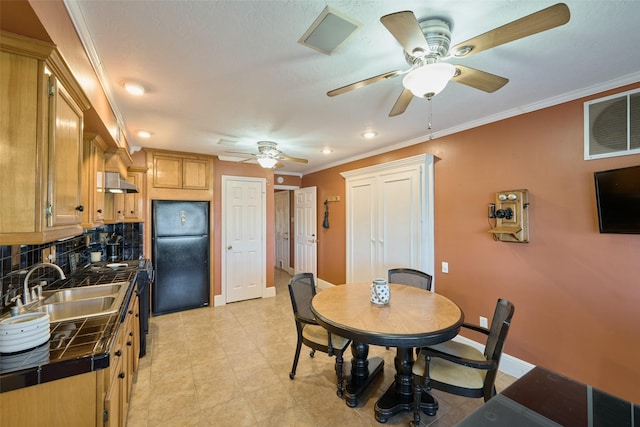 dining area with ceiling fan, visible vents, baseboards, and ornamental molding