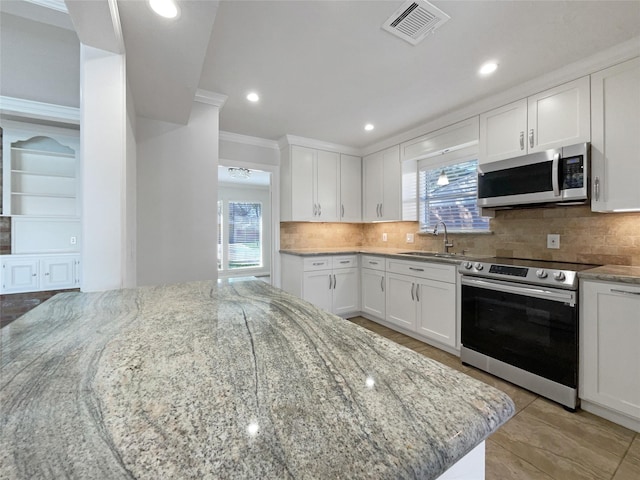 kitchen featuring visible vents, plenty of natural light, stainless steel appliances, and a sink