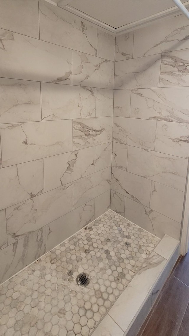 bathroom featuring a tile shower