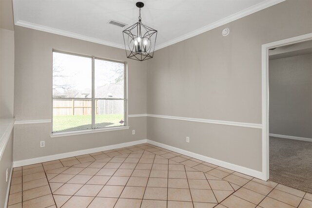 spare room featuring light tile patterned floors, visible vents, a chandelier, and crown molding