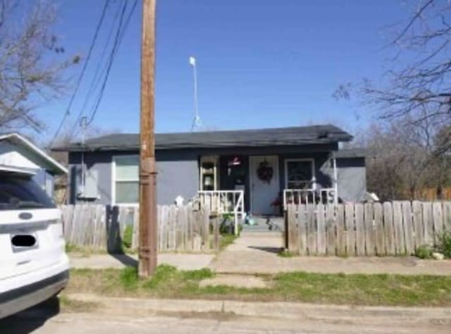 view of front of home featuring a porch and a fenced front yard