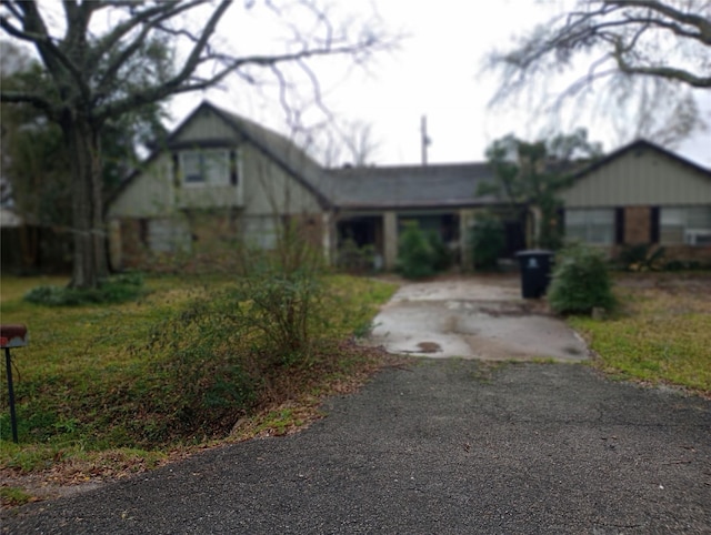 view of front of house featuring aphalt driveway