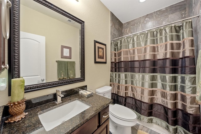 full bath featuring vanity, toilet, a shower with curtain, and visible vents