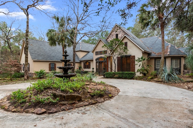 view of front of house with stucco siding and concrete driveway