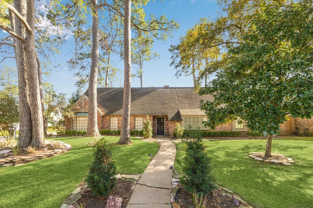 view of front facade featuring a front lawn and brick siding