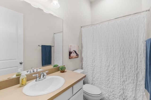 full bathroom featuring a shower with curtain, toilet, and vanity