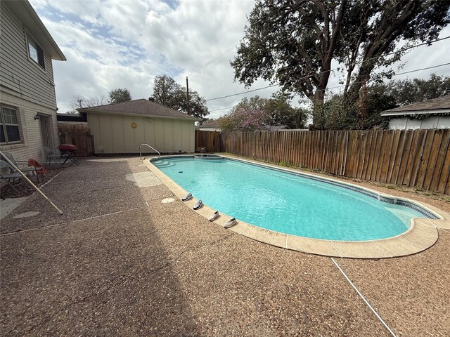 view of pool with a patio area, a fenced backyard, and a pool with connected hot tub