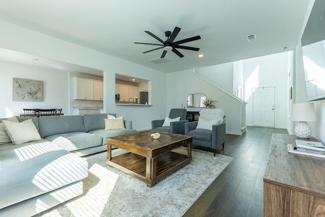 living area with baseboards, visible vents, ceiling fan, dark wood-type flooring, and recessed lighting