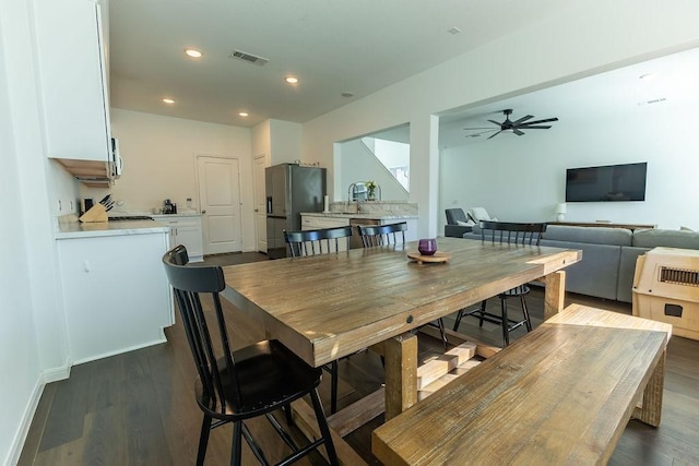 dining space featuring visible vents, baseboards, dark wood-style floors, ceiling fan, and recessed lighting