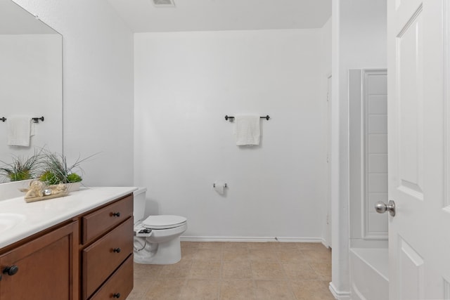 full bath with toilet, a bathing tub, visible vents, vanity, and baseboards