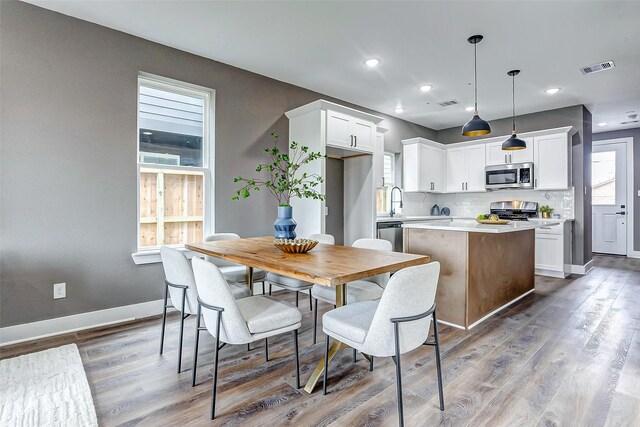 dining space featuring recessed lighting, visible vents, baseboards, and wood finished floors