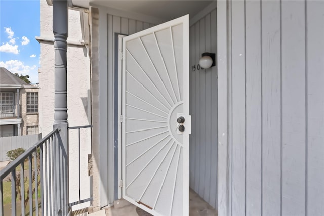 entrance to property featuring a balcony