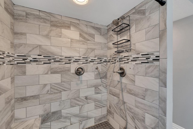 bathroom featuring a tile shower