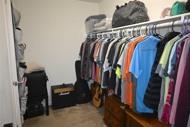 walk in closet featuring carpet