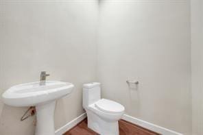 bathroom featuring toilet and baseboards