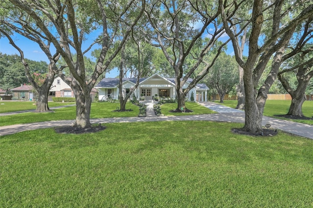 view of front of house featuring driveway and a front yard