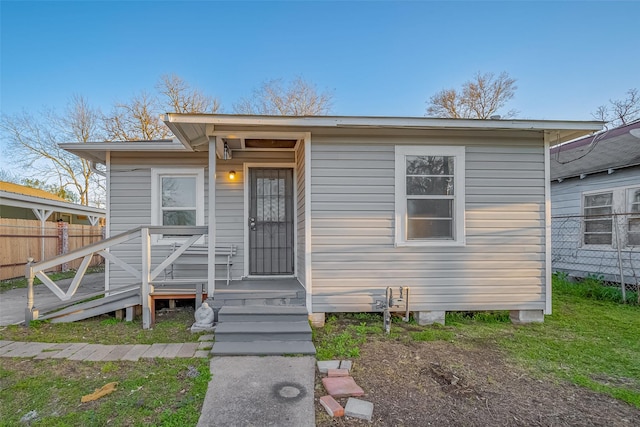 bungalow-style house featuring fence