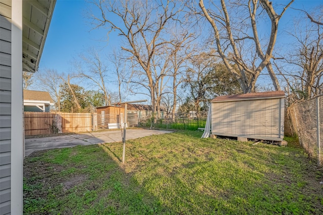 view of yard featuring a shed, an outdoor structure, and a fenced backyard