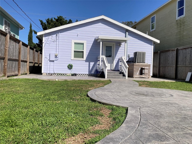 view of front of house with fence and a front lawn