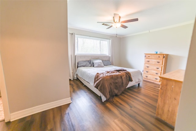 bedroom featuring dark wood-style flooring, a ceiling fan, visible vents, baseboards, and ornamental molding