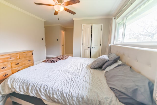 bedroom featuring ornamental molding, a closet, baseboards, and a ceiling fan