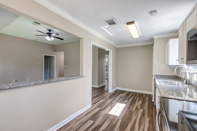 kitchen with visible vents, electric stove, dark wood-style floors, white cabinetry, and a sink