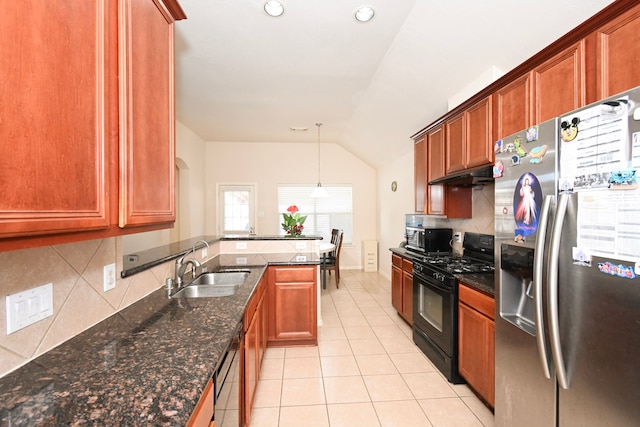 kitchen with stainless steel fridge with ice dispenser, lofted ceiling, black gas stove, under cabinet range hood, and a sink