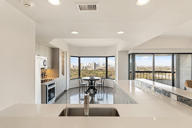 kitchen featuring visible vents, recessed lighting, a sink, stainless steel appliances, and light countertops