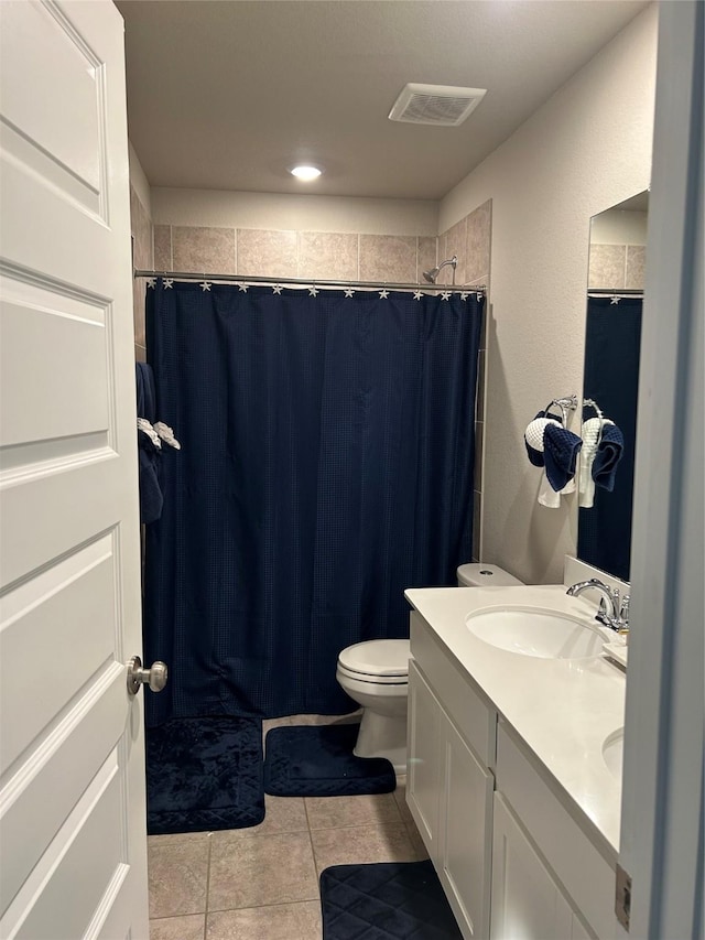 full bath with toilet, curtained shower, a sink, and visible vents