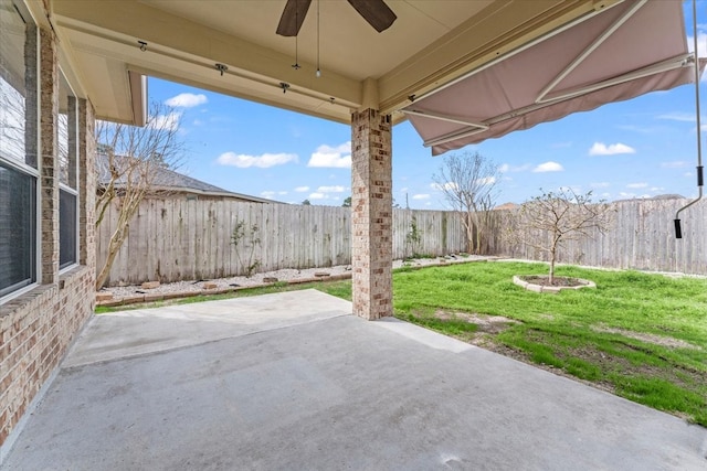 view of patio featuring a fenced backyard and a ceiling fan