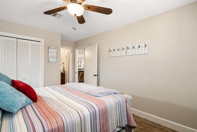 bedroom featuring dark wood finished floors, a closet, visible vents, a ceiling fan, and baseboards