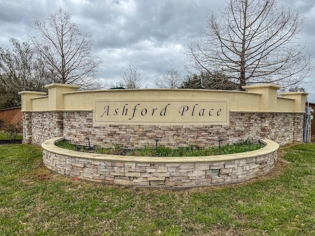 community sign with a lawn