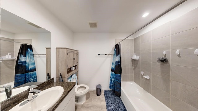 full bathroom featuring baseboards, visible vents, toilet, shower / bath combination with curtain, and vanity