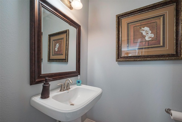 bathroom featuring a sink