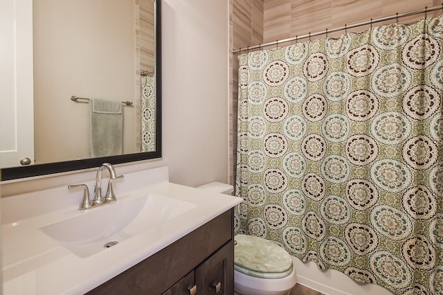 bathroom with a shower with curtain, toilet, and vanity