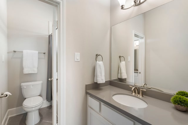 full bathroom featuring tile patterned flooring, baseboards, toilet, a shower with shower curtain, and vanity