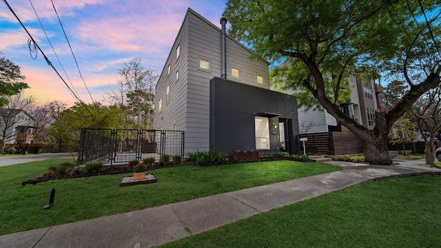 view of front of property featuring a lawn