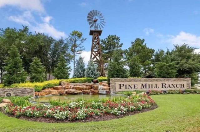 community sign with a yard