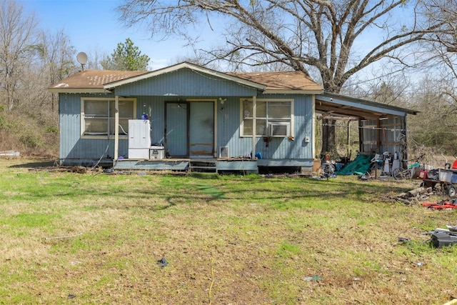 view of front of house featuring a front lawn