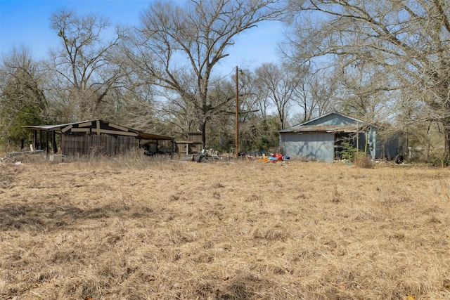 view of yard featuring an outbuilding