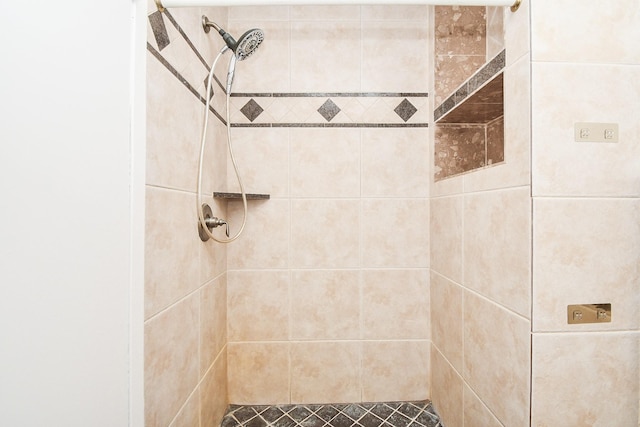 full bathroom featuring a tile shower