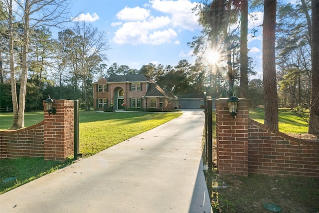 view of front facade featuring a gate and a front lawn