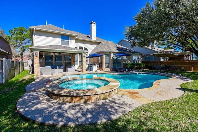 view of swimming pool with outdoor lounge area, a fenced backyard, ceiling fan, a patio, and a pool with connected hot tub
