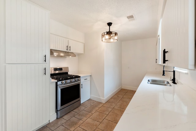 kitchen with visible vents, a textured ceiling, under cabinet range hood, stainless steel range with gas cooktop, and a sink