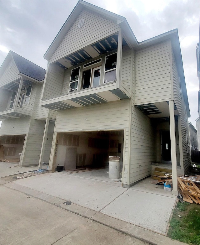 view of front facade with a garage and concrete driveway