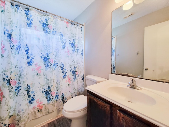 full bathroom with toilet, vanity, visible vents, and a shower with curtain