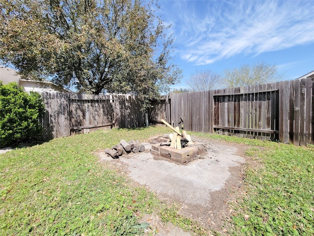 view of yard featuring an outdoor fire pit and a fenced backyard