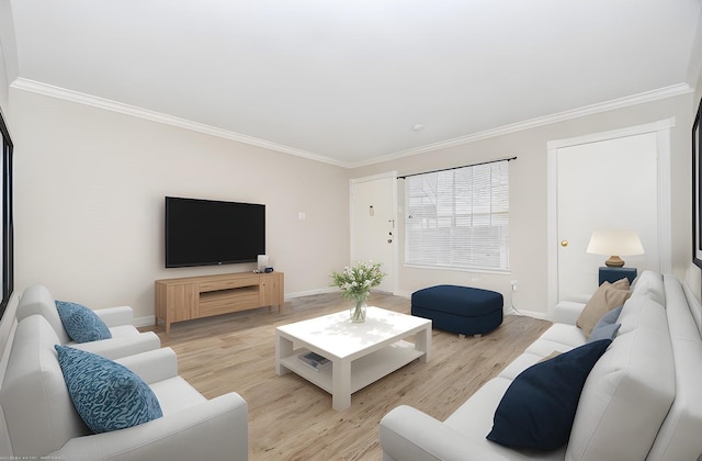 living room with light wood-style flooring, baseboards, and crown molding